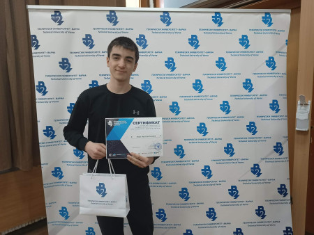 Мерт Нехатов Ниязиев от 12. клас, специалност „Икономическо информационно осигуряване“, се класира на 8-о място в ТОП 10 в направление „Програмиране“ на Националната ученическа олимпиада по програмиране на ТУ – Варна, която се проведе на 5 април 2026 г. 